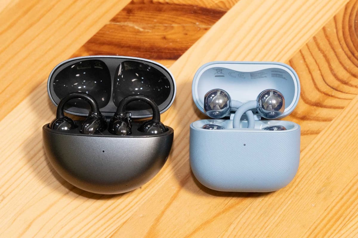 左が初代「FreeClip」。右が「FreeClip 2」。FreeClip 2ではイヤフォンを縦に収納する形となった