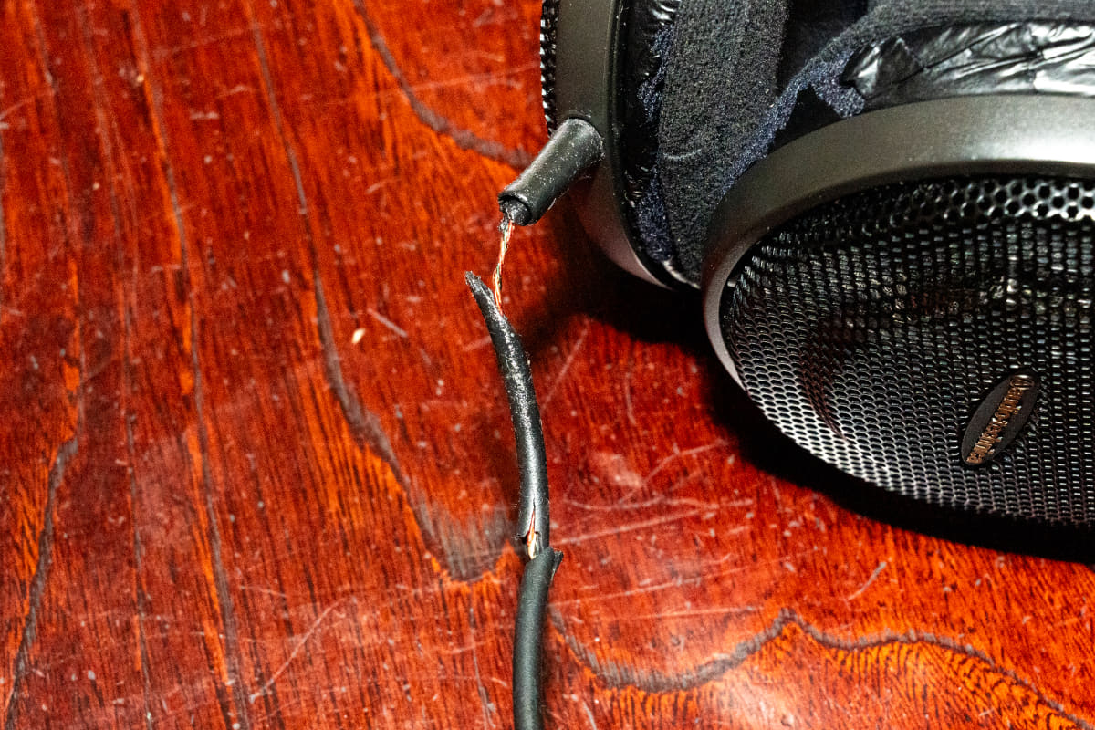 無残な姿になったケーブル……