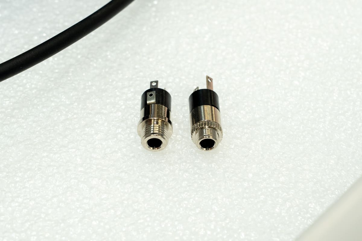 左がバランス接続対応のコネクタ。アンバランス用よりも微妙に太いので、ヘッドフォン側を少し削る必要がある……