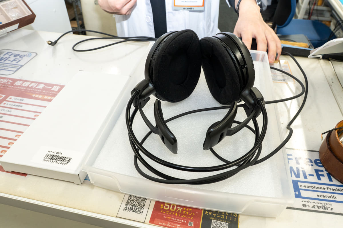 ボロボロだったイヤーパッドも交換。無理矢理引っ張って大丈夫なのかな? と不安になる構造なので付けてもらうことにした