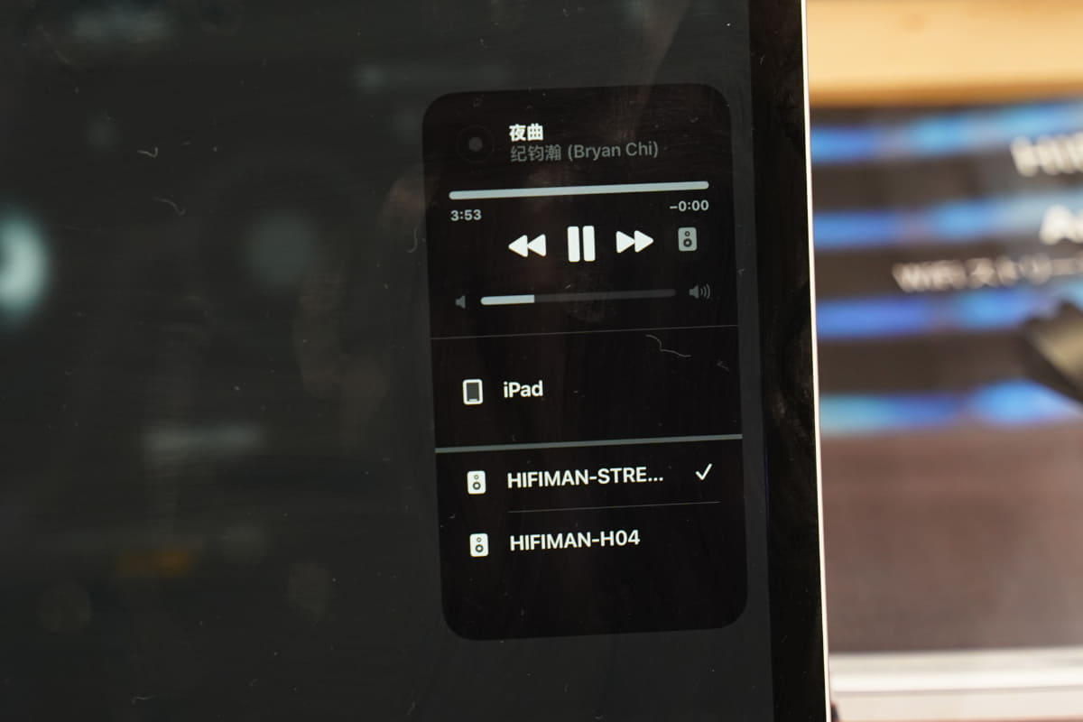 会場の試聴機は、タブレットとWi-Fiで接続されていた