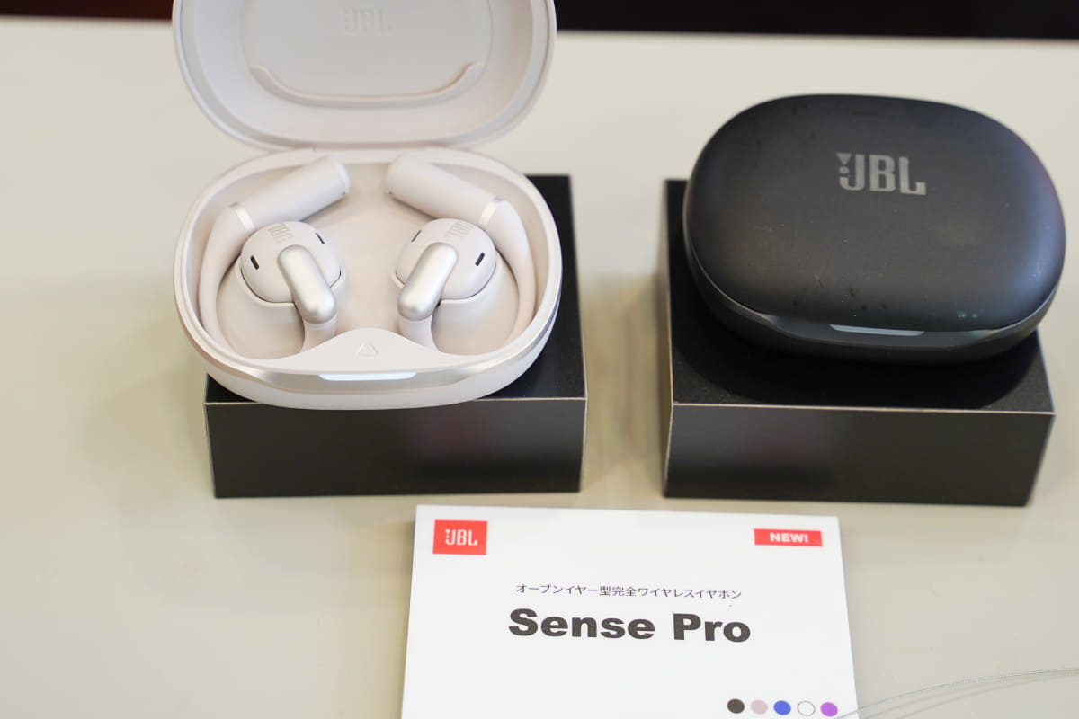 一般販売が開始された、耳をふさがないオープンイヤーのフラッグシップ「JBL Sense Pro」