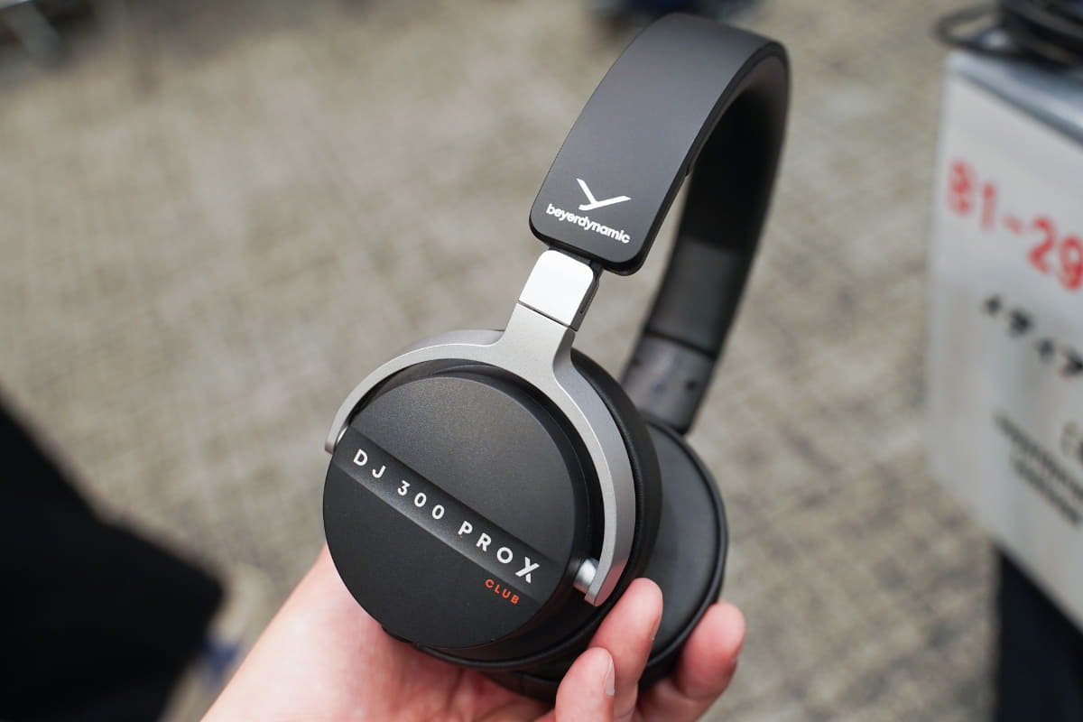 ブランド初となるDJ向けヘッドフォン「DJ 300 PRO X」。写真は小さいタイプのイヤーパッドを取り付けたところ