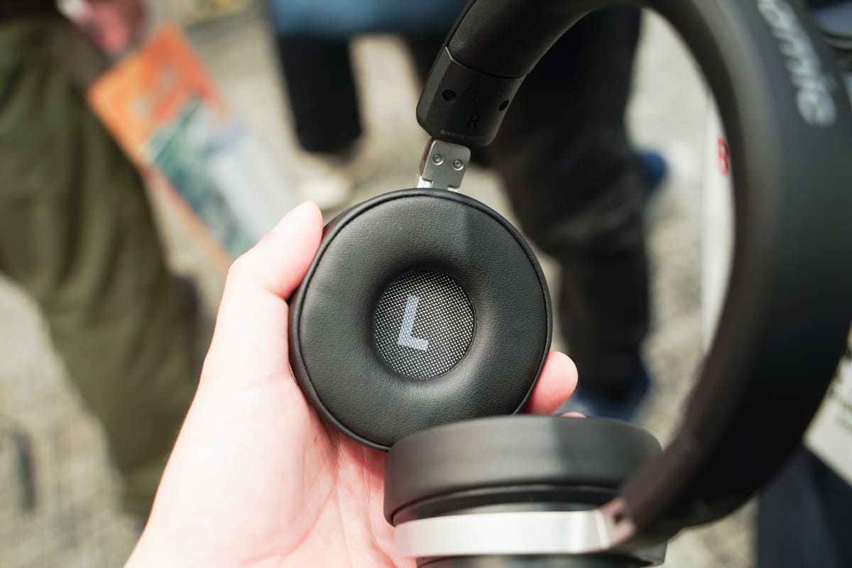 ブランド初となるDJ向けヘッドフォン「DJ 300 PRO X」。写真は小さいタイプのイヤーパッドを取り付けたところ