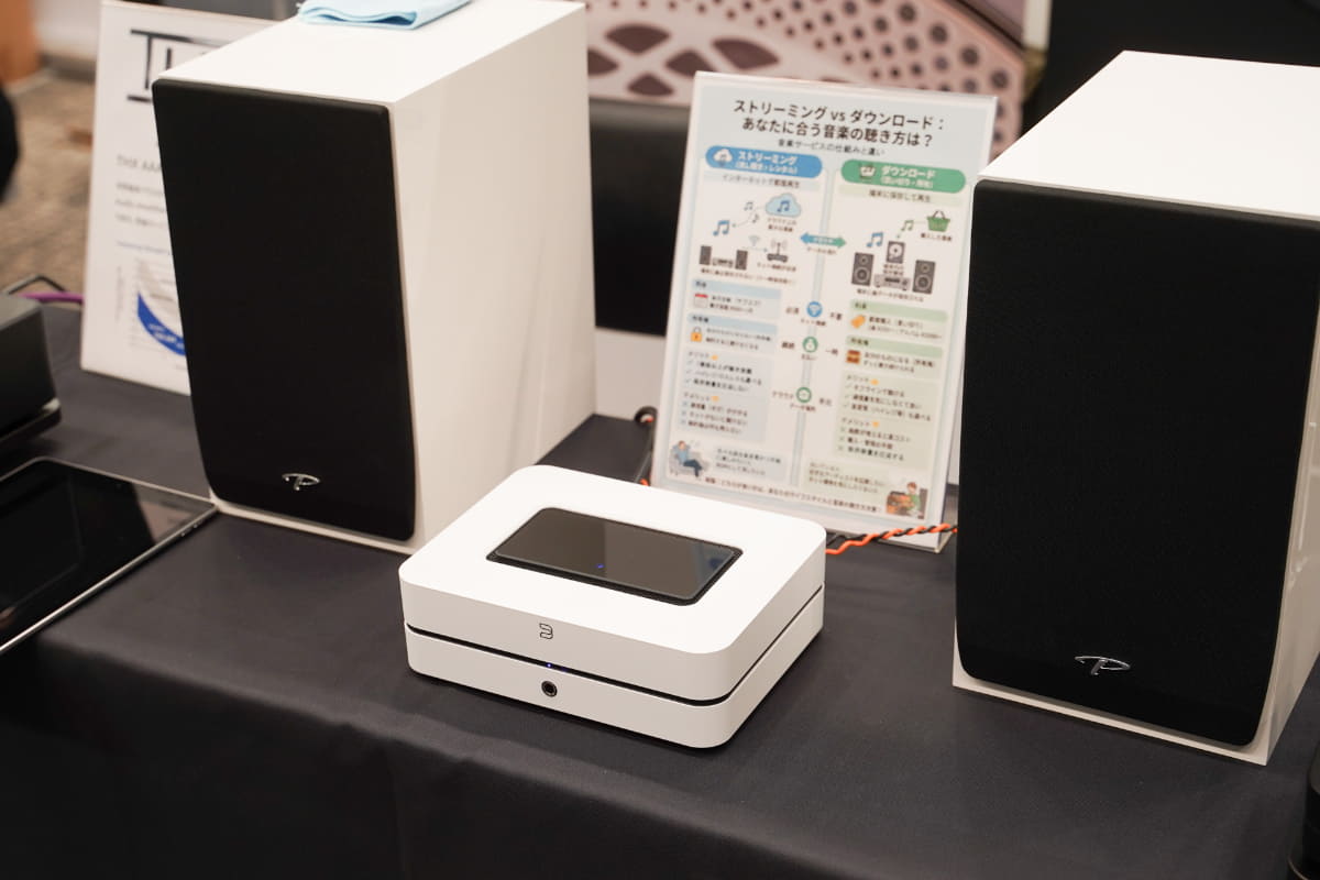 Paradigmのブックシェルフスピーカーと組み合わせ、省スペースでもオーディオが楽しめる事をアピール