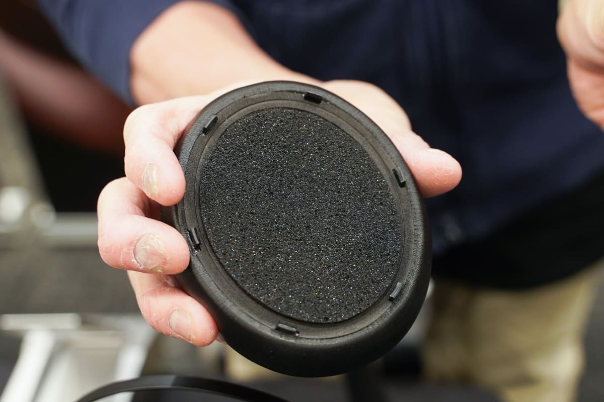 同梱のアコースティク・アブソーバーを追加し、音を変化させられる