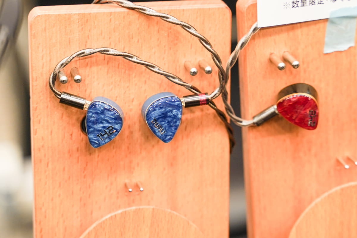 左から「DN 142」「DN 242」