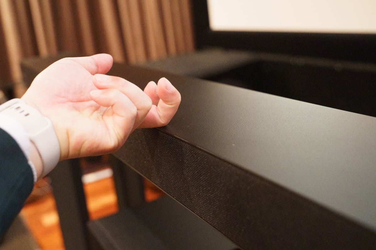 指で弾いても鳴きが少ない、スチール製の高強度な筐体