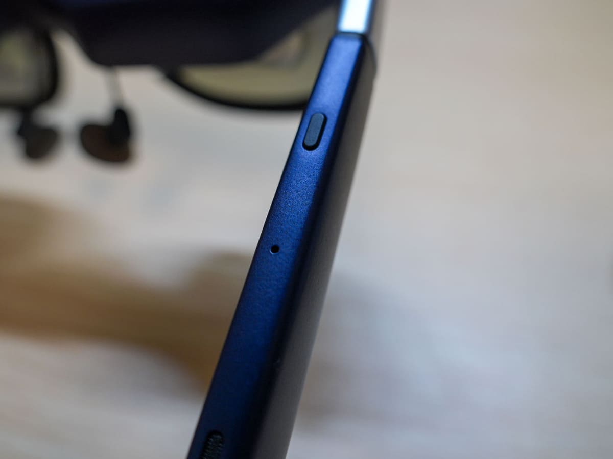 カラーは変わったが操作用ボタンはXREAL Oneと同じ