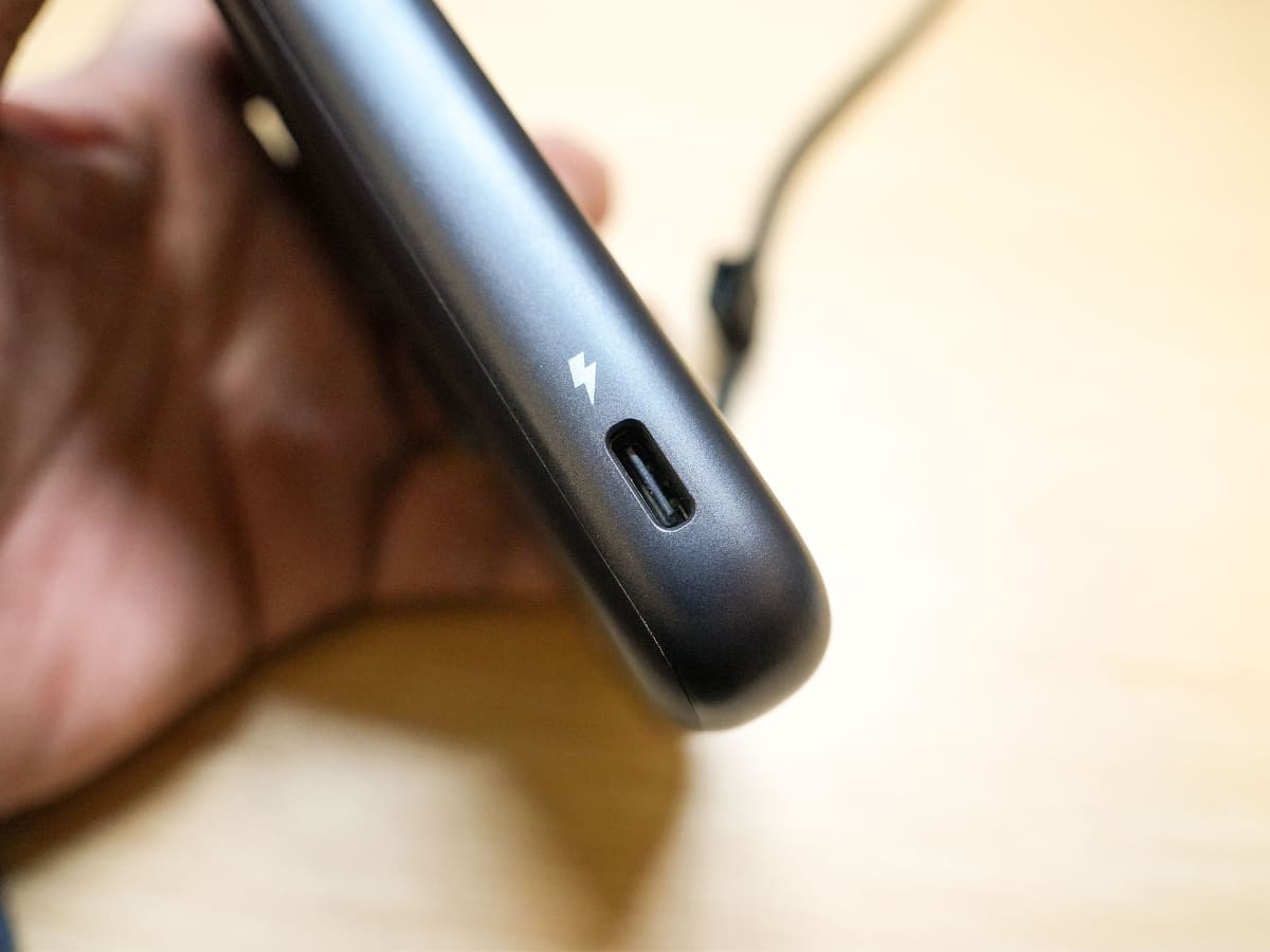 電源をつないで供給するコネクタがある