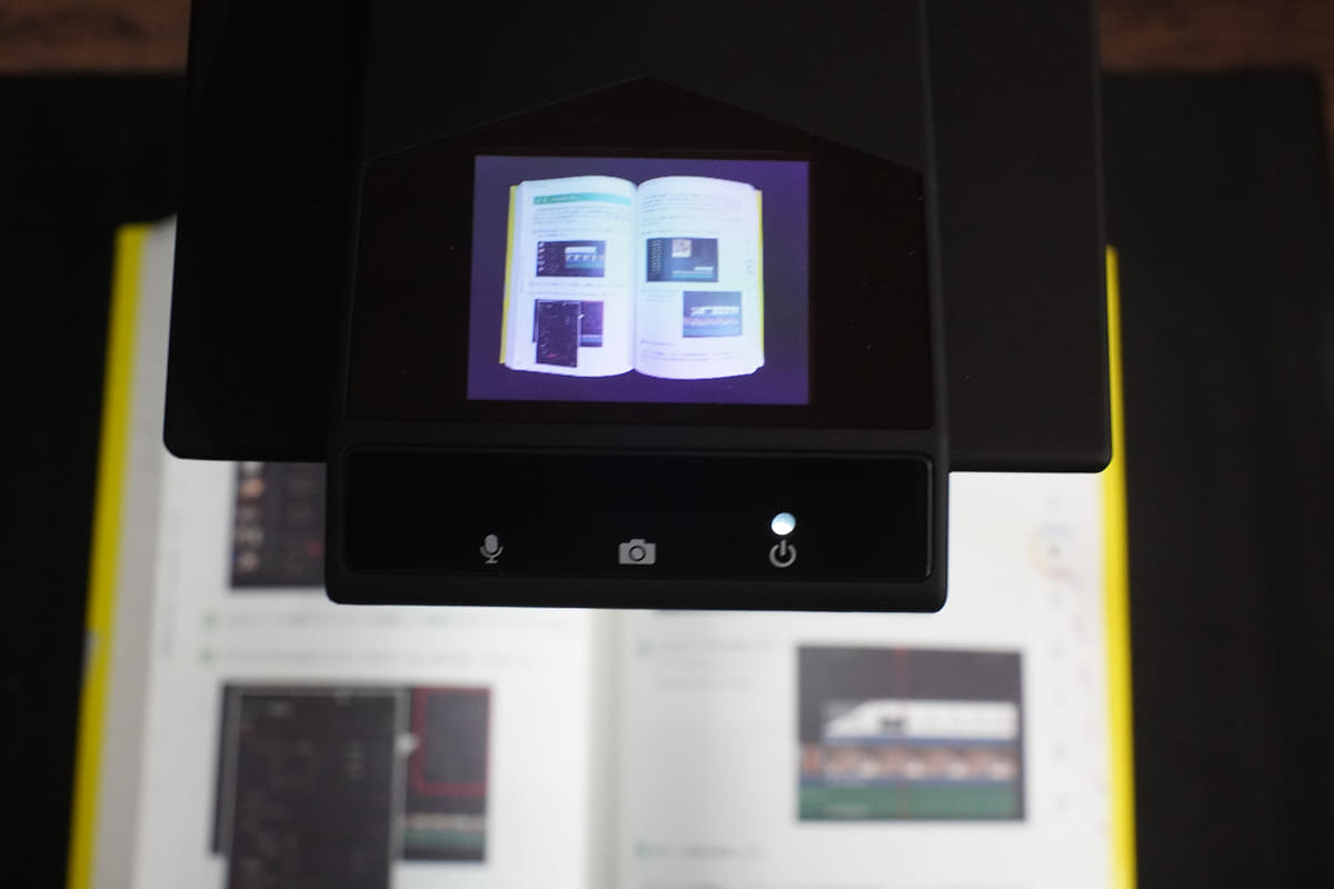 上部には確認用の液晶モニターもある<Br><span class="fnt-70">※出典 オーム社 <a href="https://www.ohmsha.co.jp/book/9784274229626/" class="n" target="_blank">仕事ですぐに使える! DaVinci Resolveによる動画編集</a>(小寺信良著 4,180円/ISBN978-4-274-22962-6)</span>