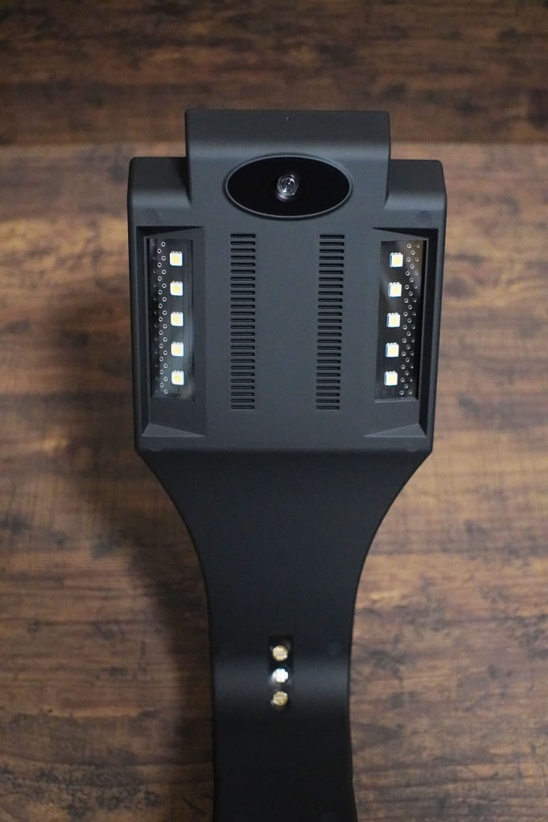 ヘッド部底面には、下向きのカメラとLEDがある