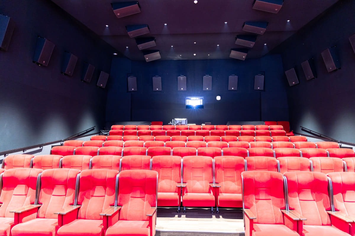 Christie製4K DLP「CP4420Xe」と、Dolby Vision対応の4Kシネマレーザープロジェクタを備える。映写室は非公開