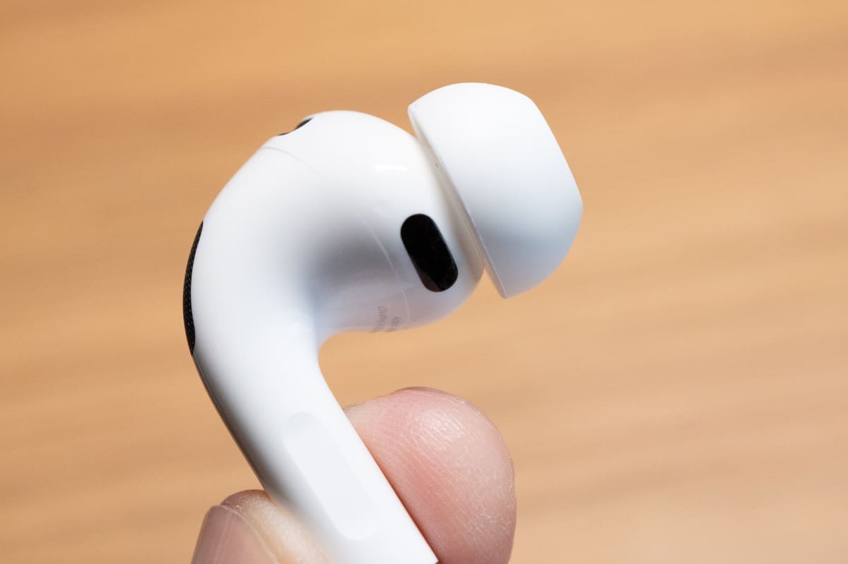 AirPods Pro 3。写真中央の黒い部分が心拍数センサー。スポーツジムで運動している人もAirPods着用率が高いので、確かに親和性が高い機能かもしれない。