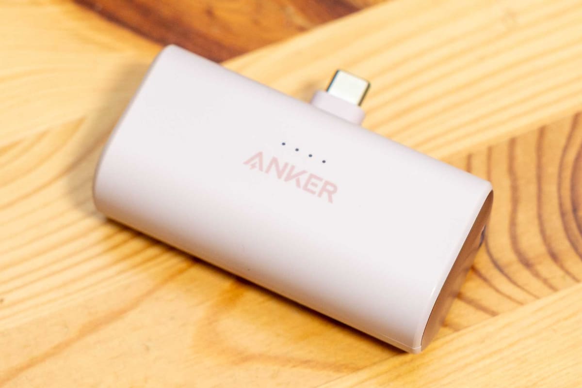 折りたたみ可能なUSB-C端子が一体型になっている。なお画像のモデルはパープルで、今回のタイムセールは対象外