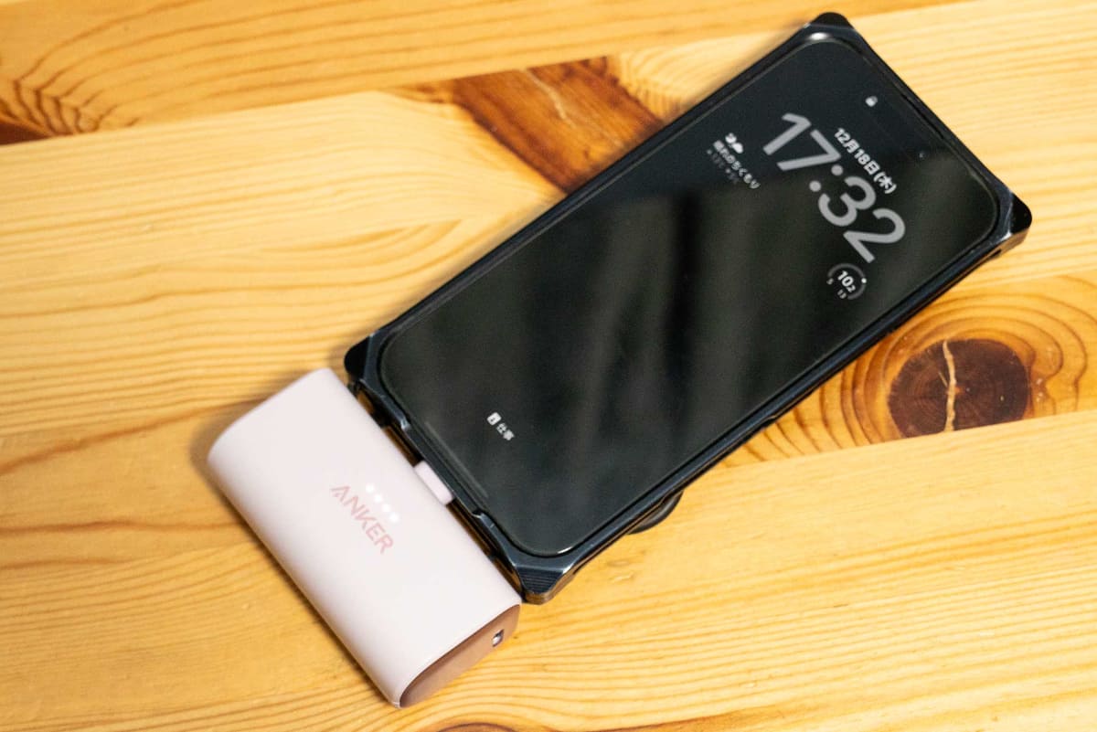 折りたたみ可能なUSB-C端子が一体型になっている。なお画像のモデルはパープルで、今回のタイムセールは対象外