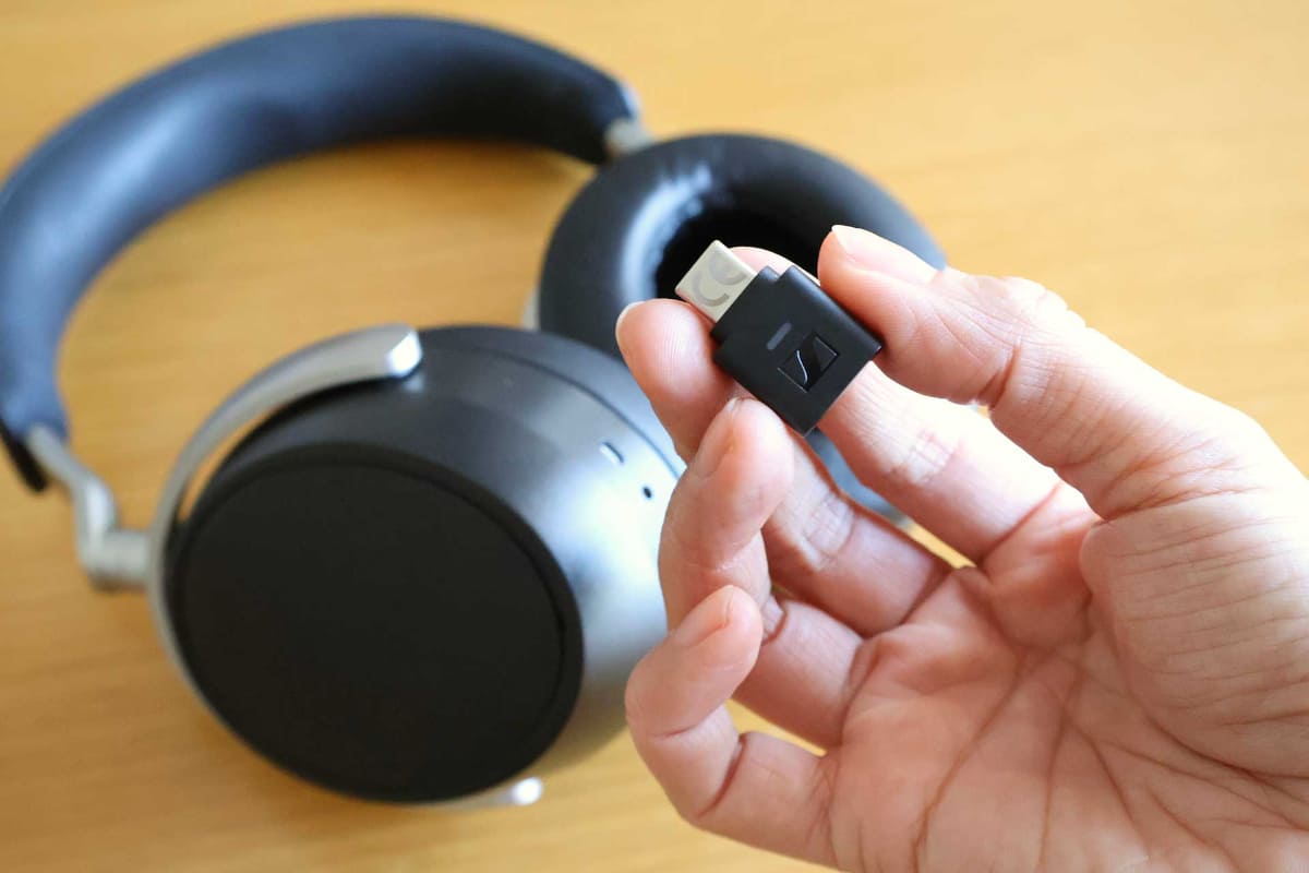 USBドングル「BTD 700」が標準で同梱される。95,000円という価格には、このメリットが含まれているわけだ