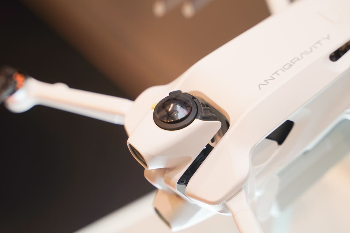 正面に向いて2つ搭載している黒いものがカメラに見えるが、これは障害物などを検知するセンサー。360度カメラは、上下に丸いものを搭載している