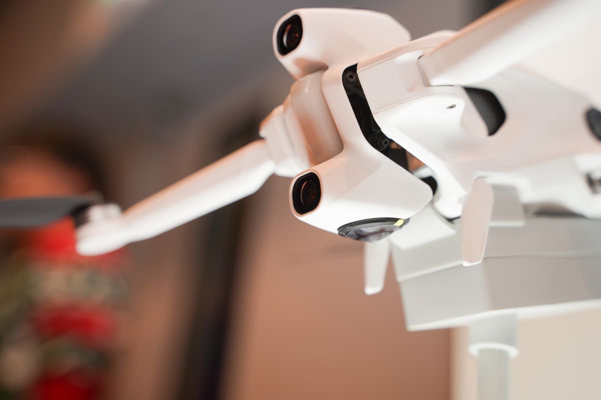 正面に向いて2つ搭載している黒いものがカメラに見えるが、これは障害物などを検知するセンサー。360度カメラは、上下に丸いものを搭載している