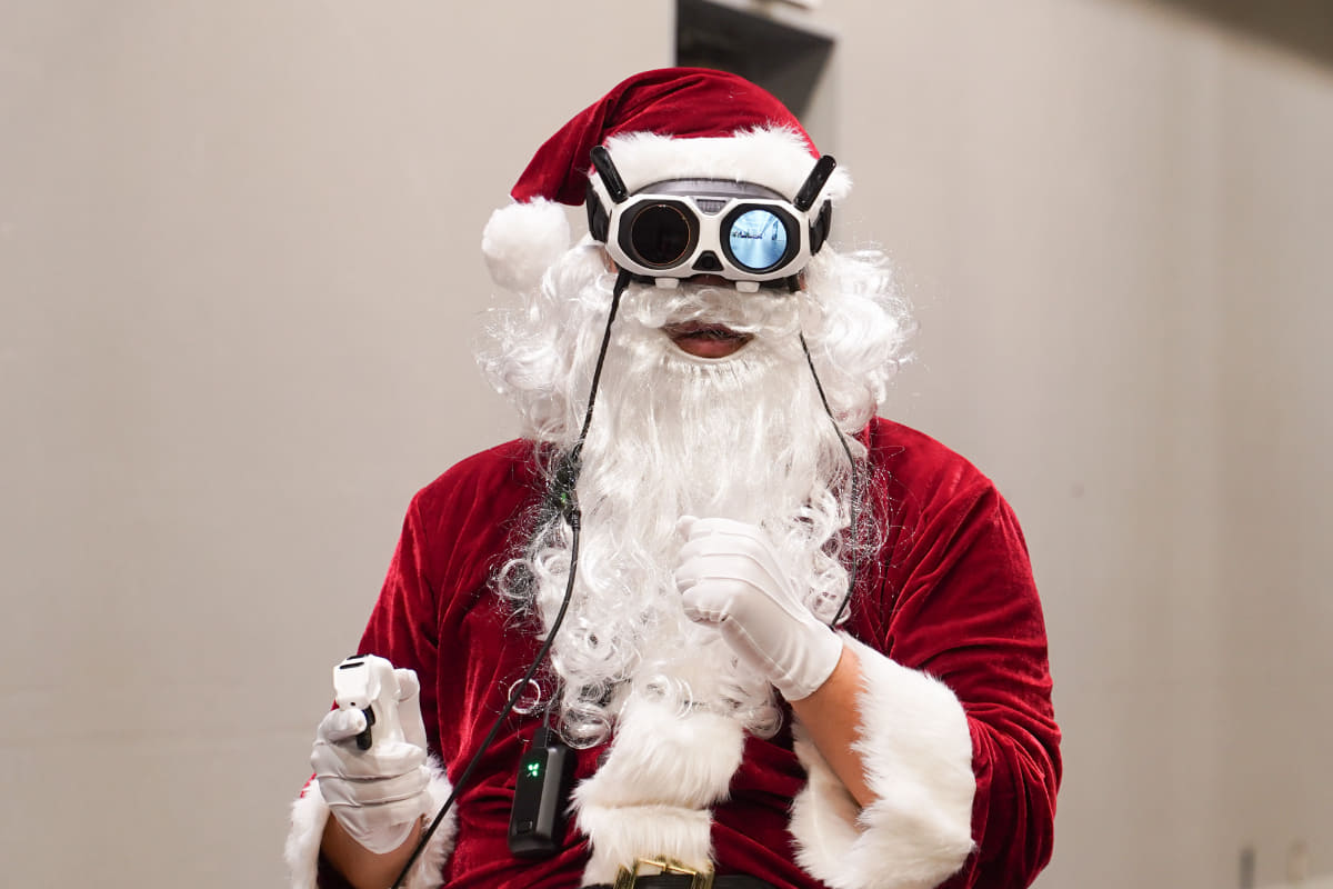 Visionゴーグルには左目部分に、外側に向けてディスプレイを備えている