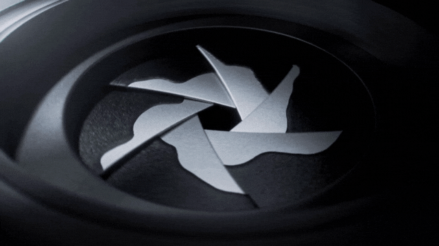 ブラックコートを絞り羽根に施し、迷光を抑えている