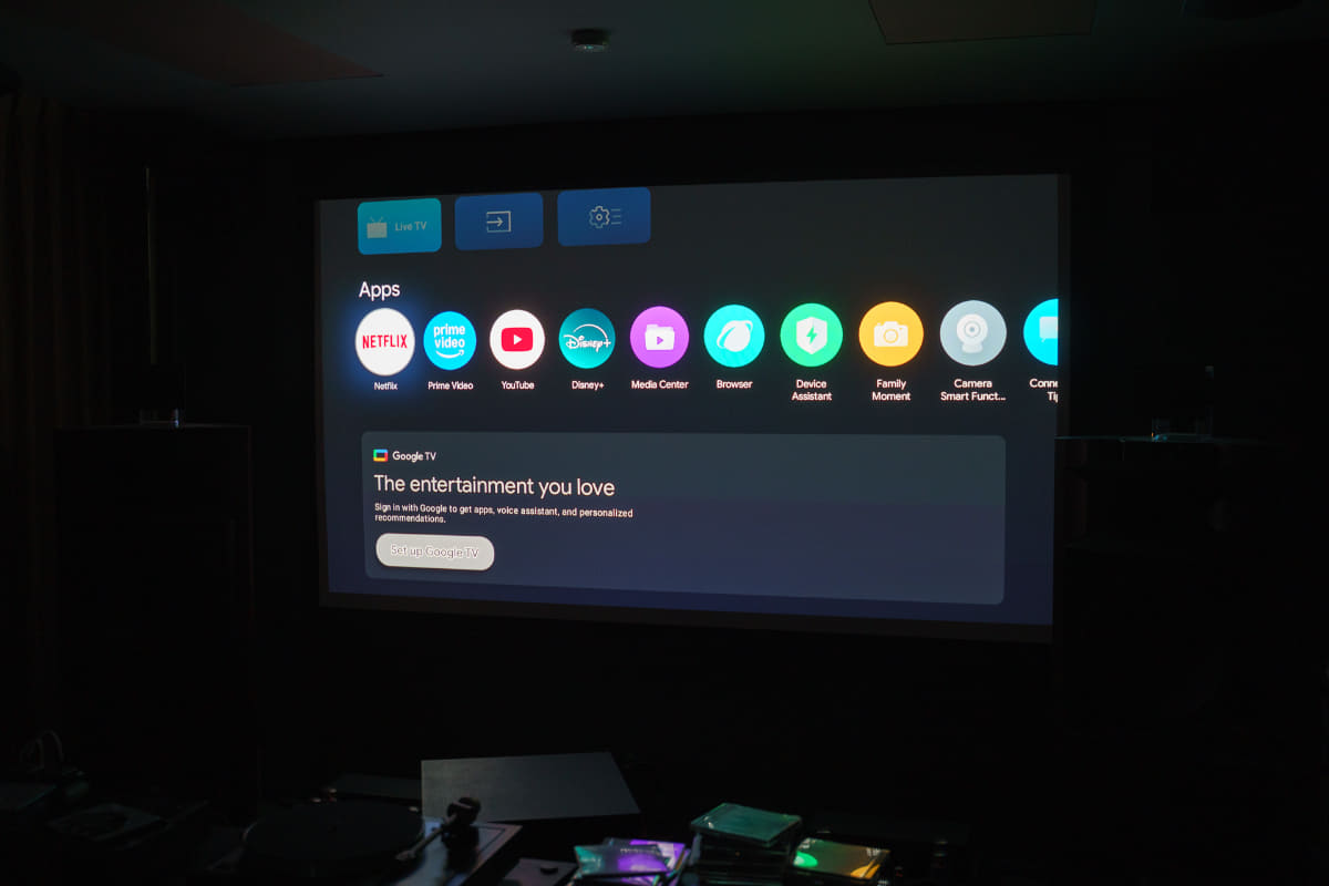 OSはGoogle TVを採用しているので、プロジェクター単体で様々なコンテンツが楽しめる