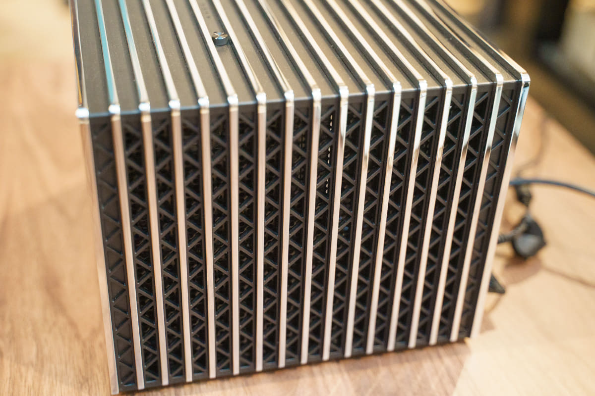 14本の電鋳メタルストリップ構造を採用