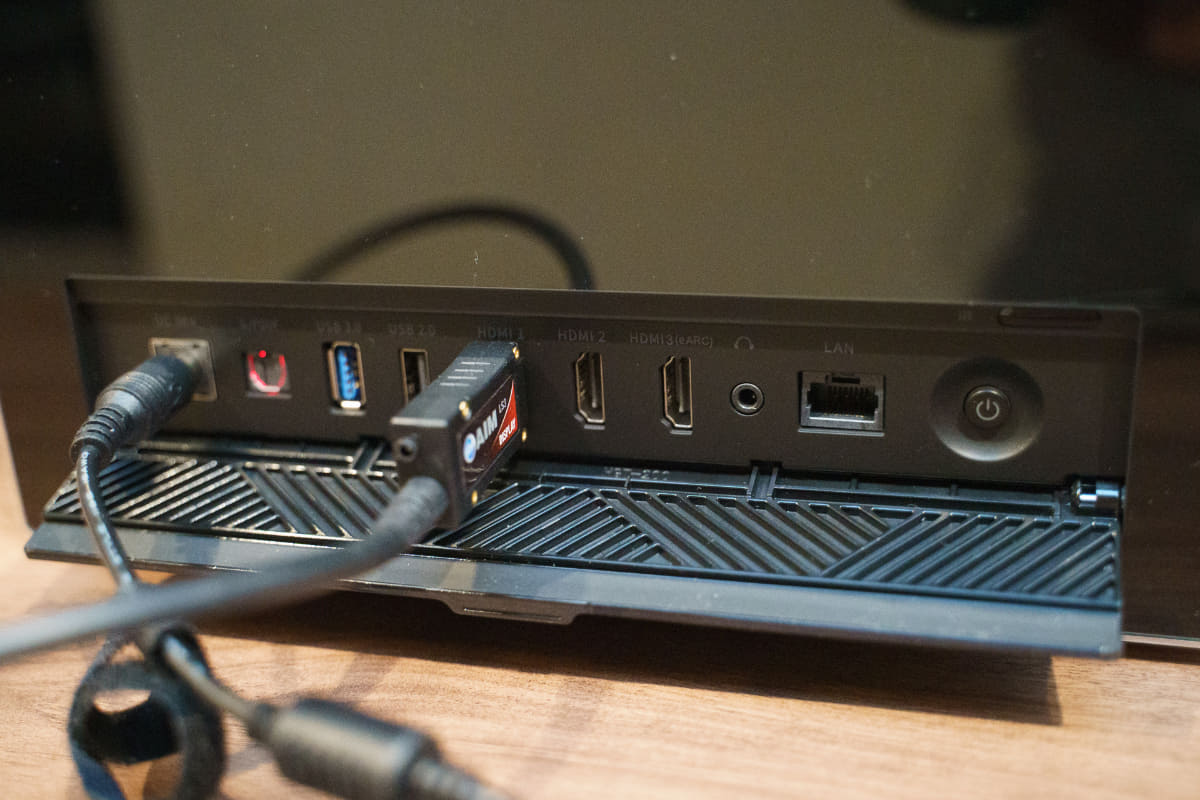 背面に入力としてHDMI 2.1×1、HDMI eARC×1、USB 3.0×1、USB 2.0×1を搭載。光デジタル音声出力×1、アナログオーディオ出力×1、LAN端子×1も備えている。