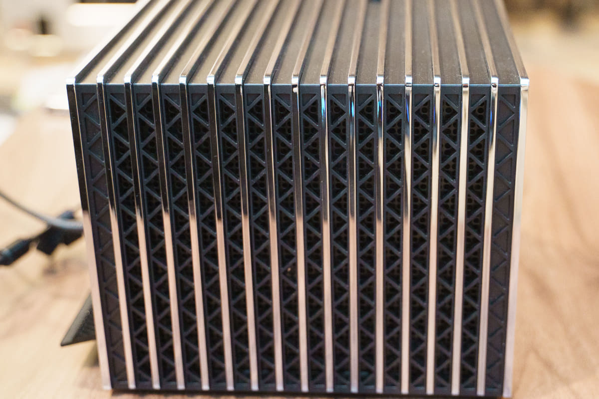 金属質な筐体で、モノとしての魅力がある。動作音も比較的静かだ