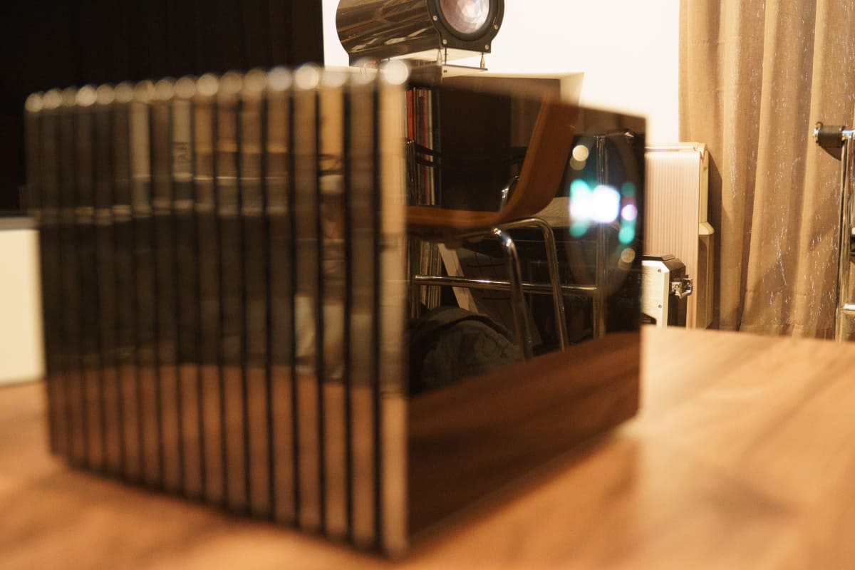 フロントプレートは光沢のある鏡面仕上げ