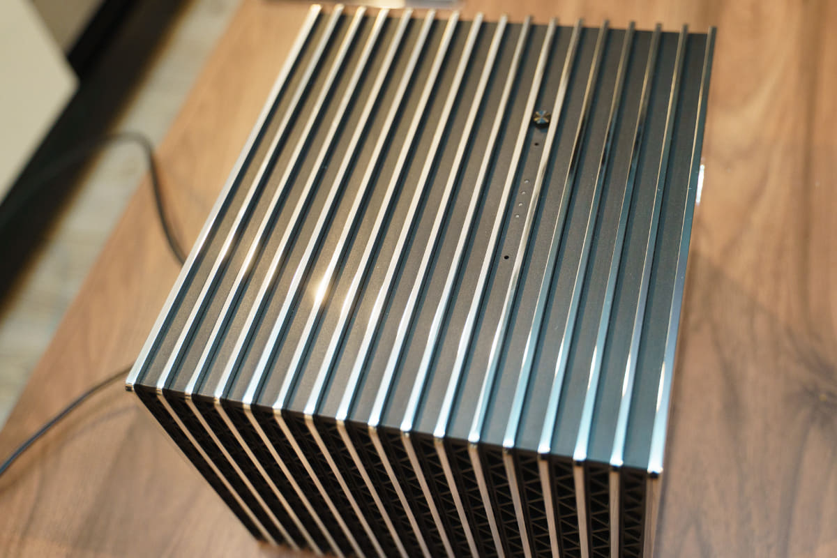 筐体に触ると、剛性の高さがわかる