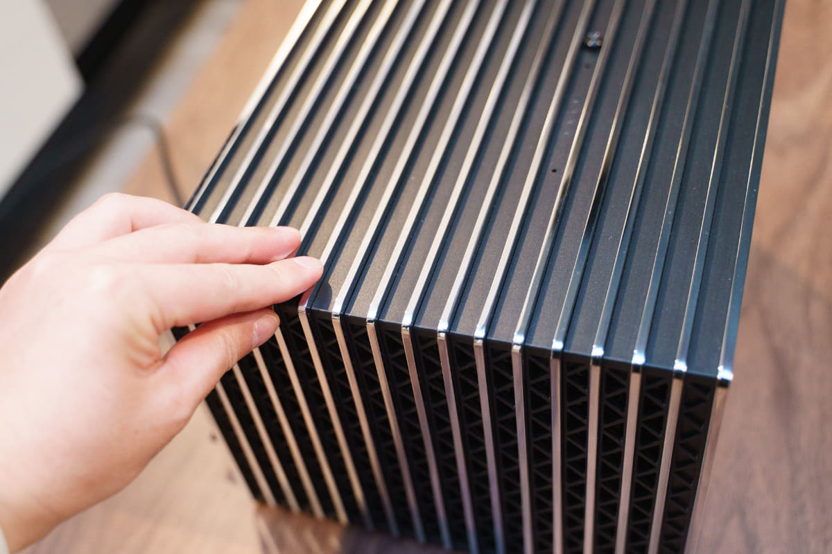 筐体に触ると、剛性の高さがわかる