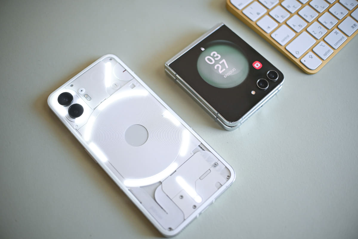 光るNothing、手のひらミニサイズGalaxy。やっぱ今見てもかわいい最高