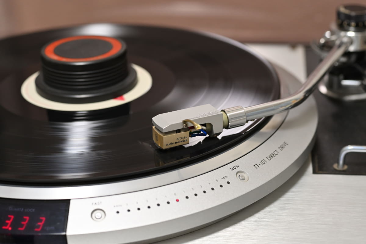 キャビネットを交換したレコードプレーヤーで再生中