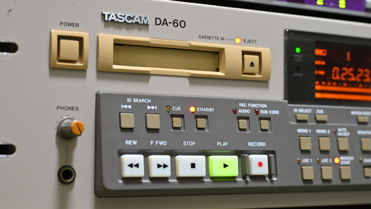 タスカムの業務用DATデッキ「DA-60」