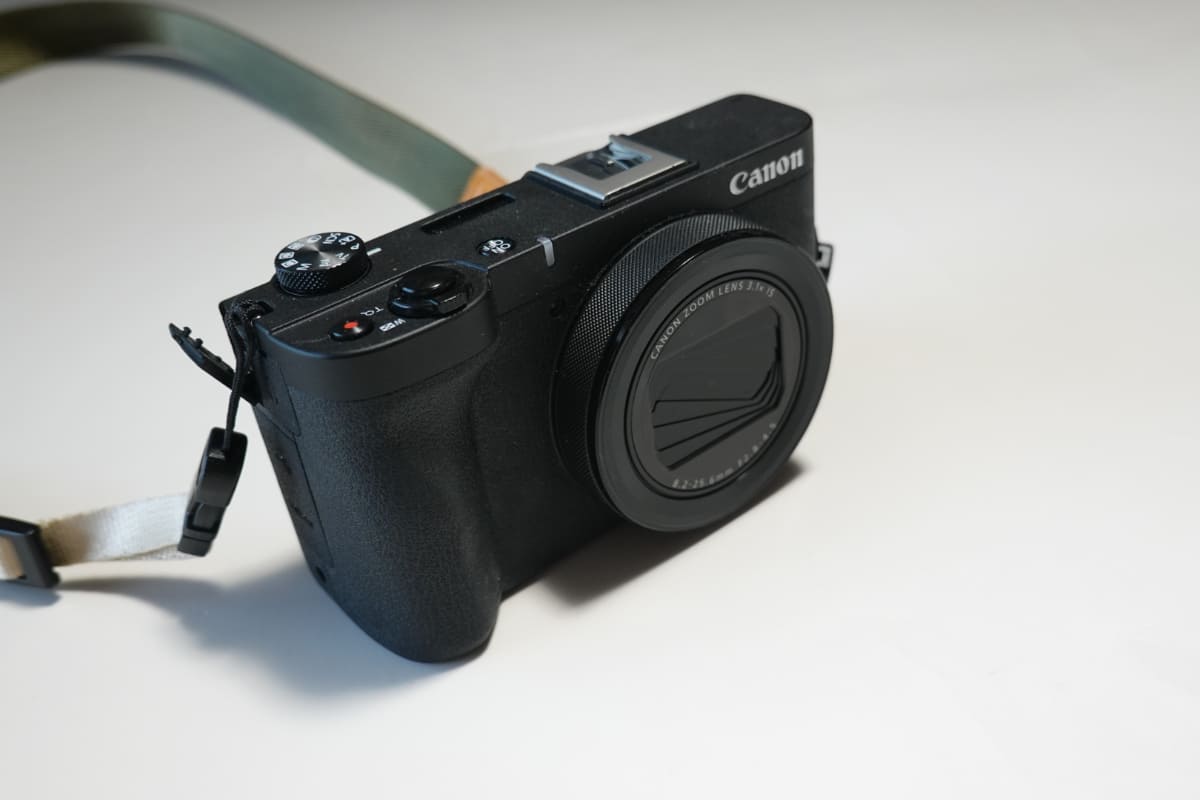 本体正面。ストラップはノーブランド市販品