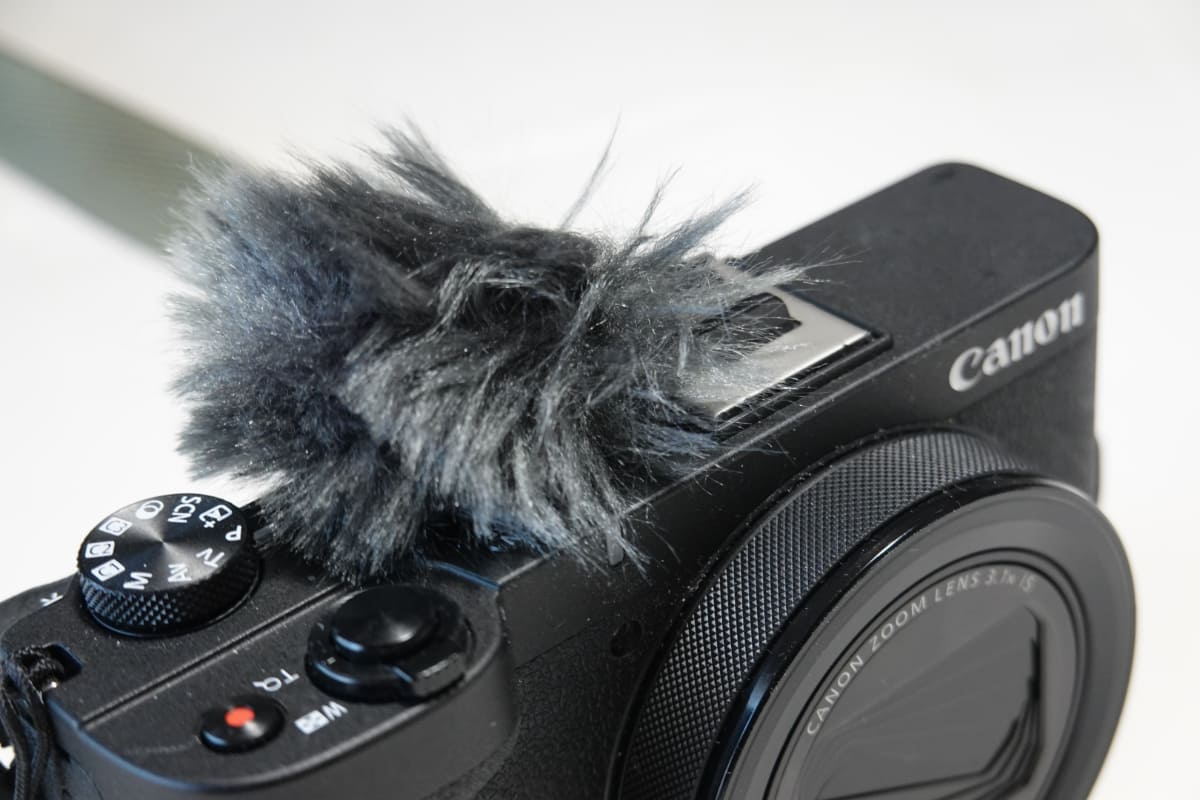 本体付属の風防アクセサリ。意外とこれが便利。アクセサリーシューに取り付ける方式