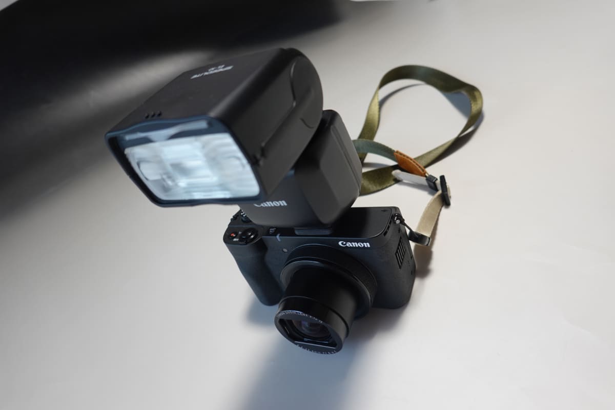 純正ストロボ(パワーライト)の「EL10」を取り付けた状態。EL10を取り付けてもコンパクト。ただしEL10は単三電池×4本を内蔵するため意外と重い