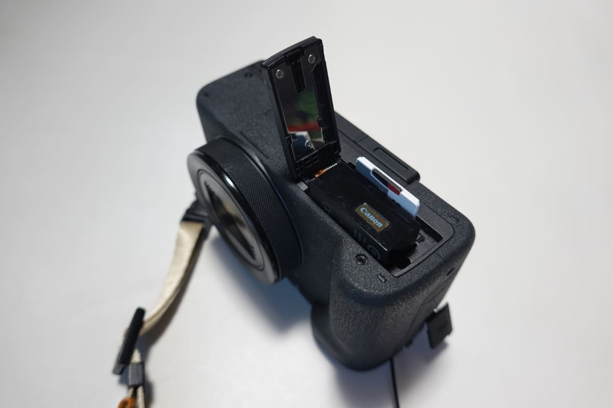 バッテリーとSDカードは底面側に内蔵させる方式。三脚穴はカバーの付け根部分にある