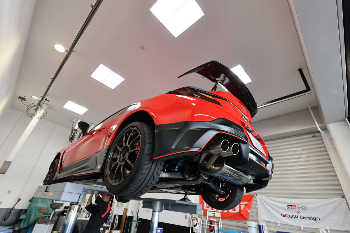 「リヤスタビライザーブラケット」の取付後の愛車。車高を落としたGR86は、スタビライザーリンク角度の適正化が必須といわれている。車高を落としてから後部からの異音に悩まされているオーナーや、スポーツ走行をされるオーナーは試す価値あり。<br>なお筆者はトヨタのGRガレージ(さいたま中央店)で施工。こうしたチューニングメニューがトヨタ正規店舗で提供されているのがGR86の面白いところ