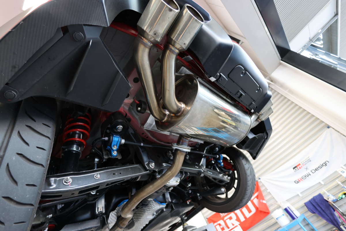 「リヤスタビライザーブラケット」の取付後の愛車。車高を落としたGR86は、スタビライザーリンク角度の適正化が必須といわれている。車高を落としてから後部からの異音に悩まされているオーナーや、スポーツ走行をされるオーナーは試す価値あり。<br>なお筆者はトヨタのGRガレージ(さいたま中央店)で施工。こうしたチューニングメニューがトヨタ正規店舗で提供されているのがGR86の面白いところ