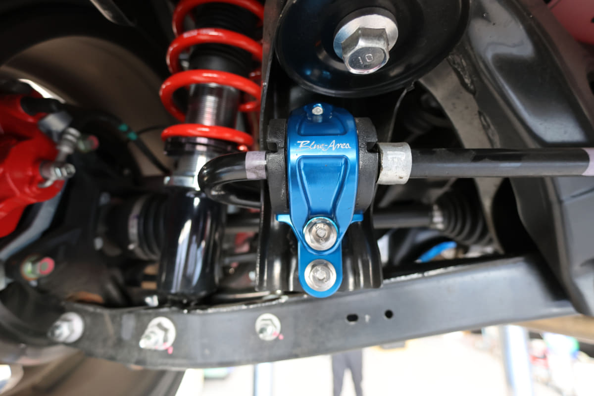 「リヤスタビライザーブラケット」の取付後の愛車。車高を落としたGR86は、スタビライザーリンク角度の適正化が必須といわれている。車高を落としてから後部からの異音に悩まされているオーナーや、スポーツ走行をされるオーナーは試す価値あり。<br>なお筆者はトヨタのGRガレージ(さいたま中央店)で施工。こうしたチューニングメニューがトヨタ正規店舗で提供されているのがGR86の面白いところ