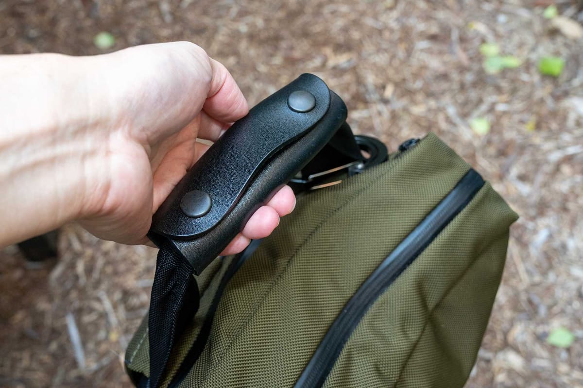 カバン上部のハンドルには国産レザーが使われている