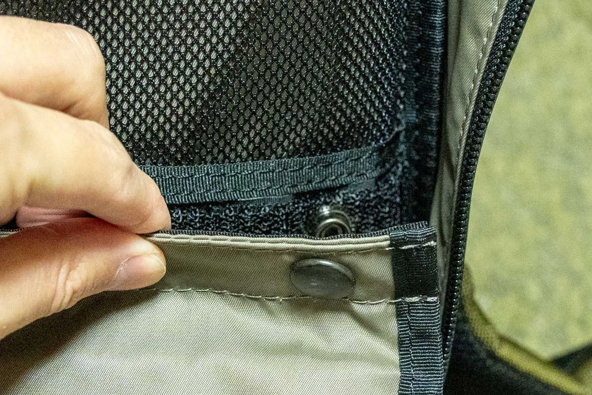 仕切りは面ファスナーとボタンで固定可能。仕切りありを使うことで、荷室が“1階”と“2階”に分かれる