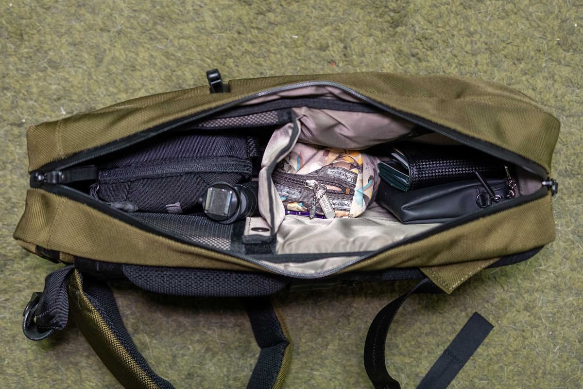 慣れてくるとカバンを横置きして中身を取り出すことが多くなる