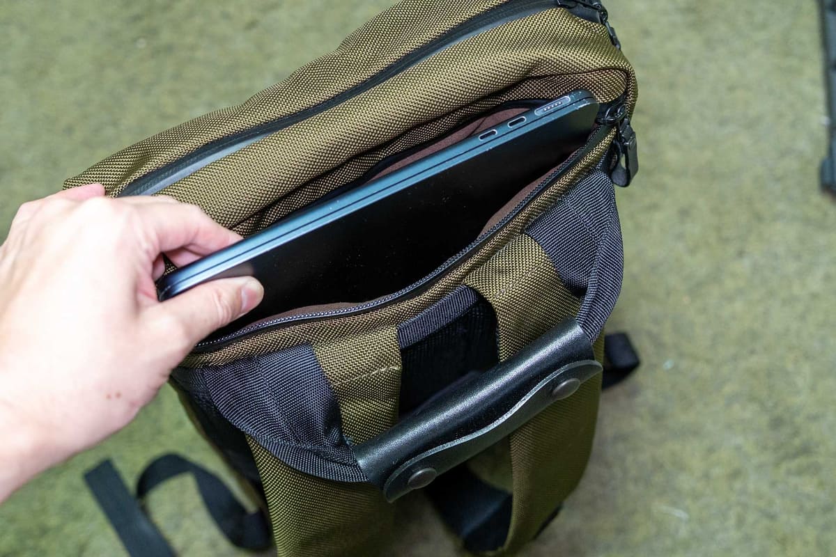 背面にPCポケット、前面内側には書類用のスペースがあるので、仕切りを使っていても使い勝手は落ちない