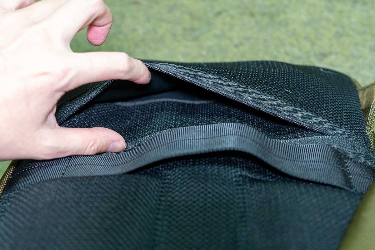 もうひとつのポケットはセキュリティポケットで本体背面に。背負っているとアクセスしにくく、厚みのあるものを入れると背負いにくくなる