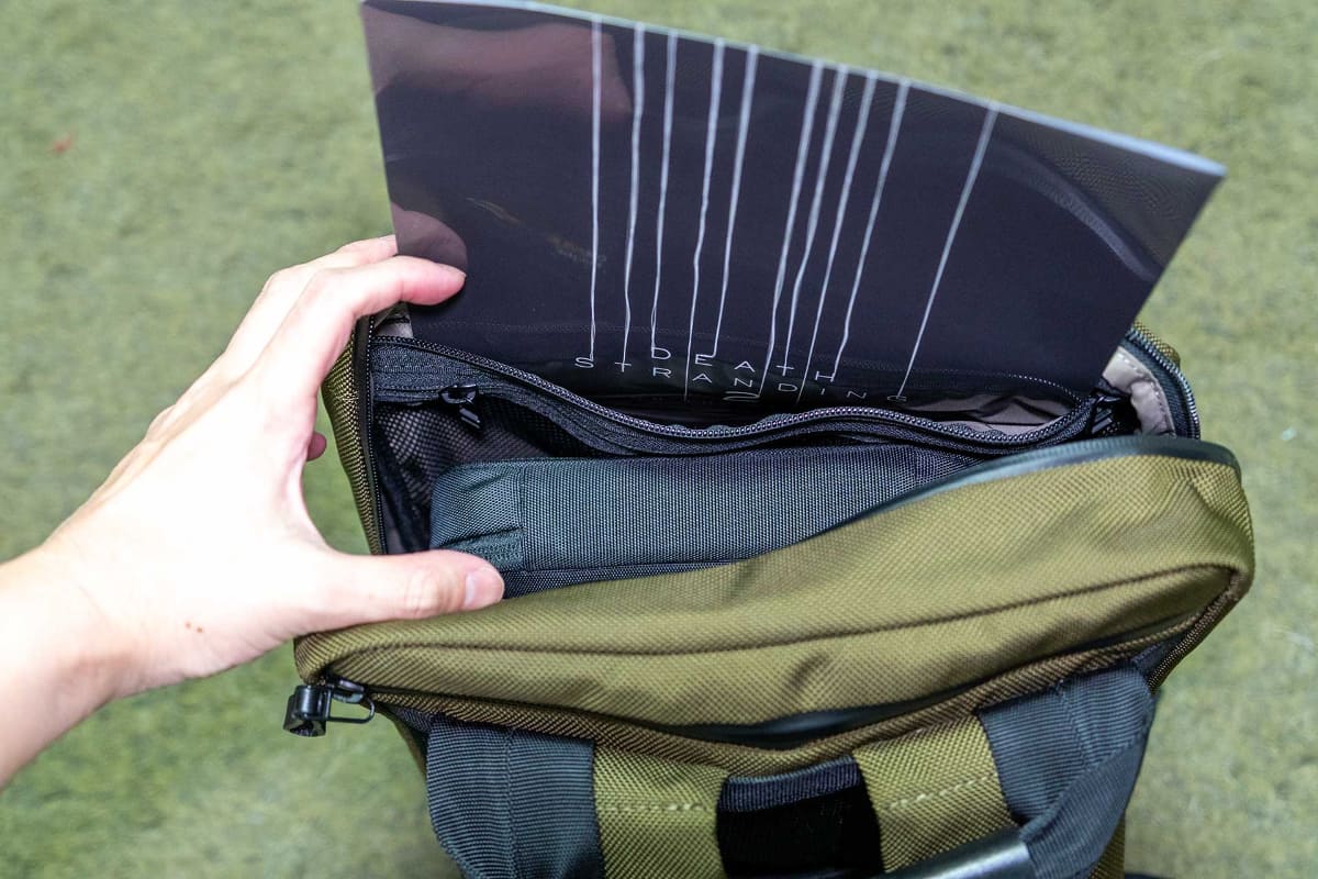 背面にPCポケット、前面内側には書類用のスペースがあるので、仕切りを使っていても使い勝手は落ちない