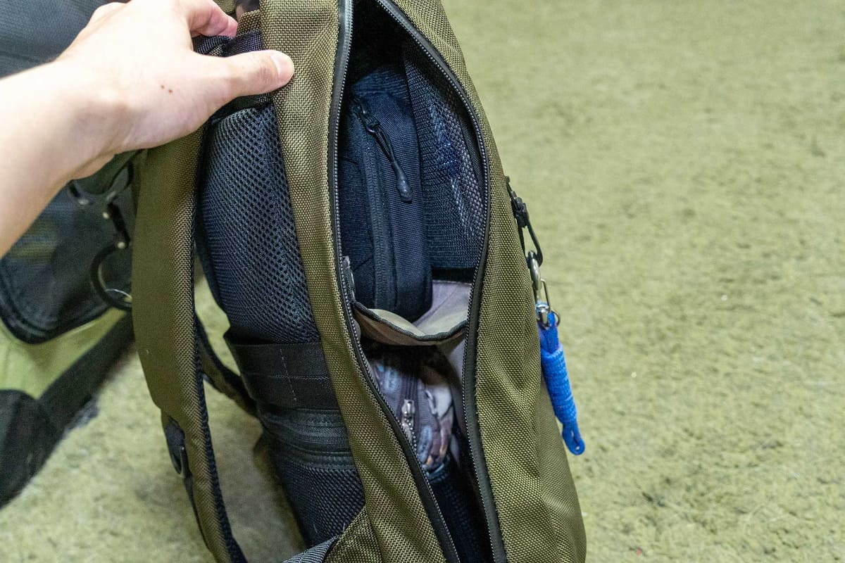 底が浅い横長の収納スペースが2カ所できるようなイメージで、小物が埋もれにくくなる