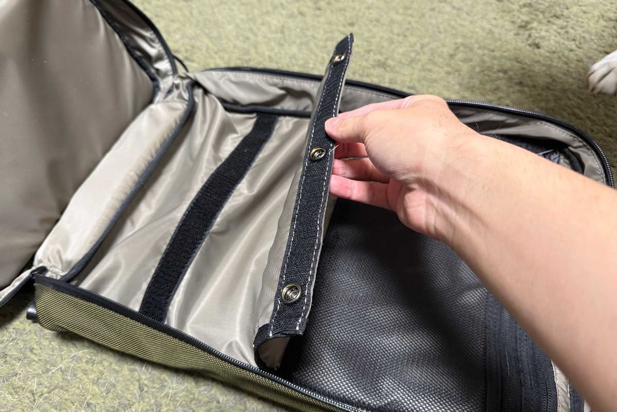 カバン内に仕切りが用意されている